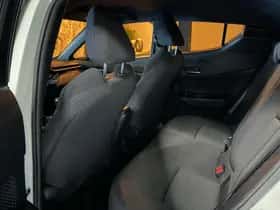 Toyota C-HR (2018) thumbnail 24