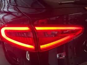 Alfa Romeo Stelvio (2017) thumbnail 21