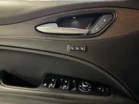 Alfa Romeo Stelvio (2017) thumbnail 29