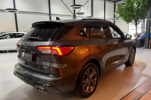 Ford Kuga (2023) thumbnail 4