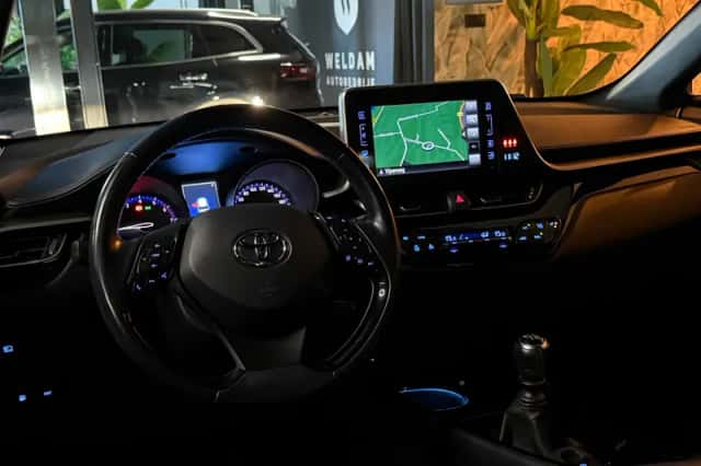 Toyota C-HR (2018) thumbnail 3