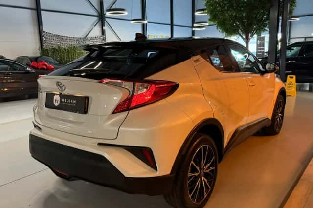 Toyota C-HR (2018) thumbnail 4