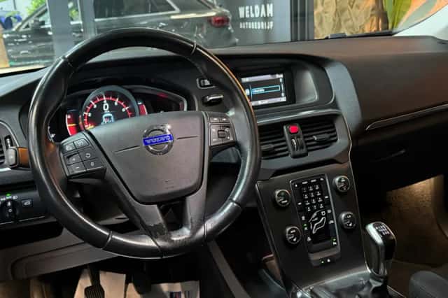 Volvo V40 (2014) thumbnail 3