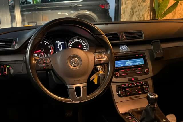 Volkswagen Passat (2011) thumbnail 3
