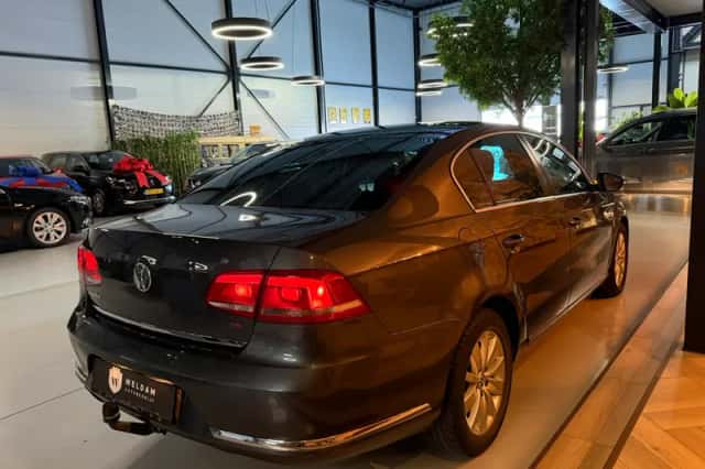 Volkswagen Passat (2011) thumbnail 4