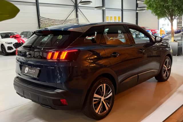 Peugeot 3008 (2023) thumbnail 3