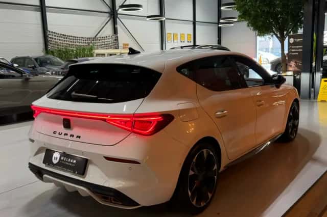CUPRA Leon (2022) thumbnail 2