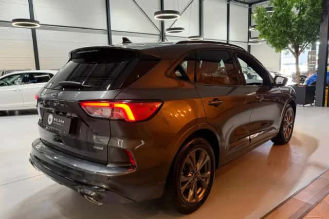 Ford Kuga (2023) thumbnail 3