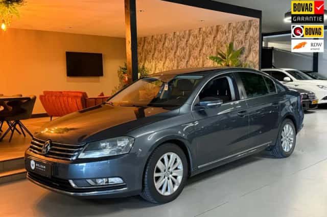 Volkswagen Passat (2011) thumbnail 1