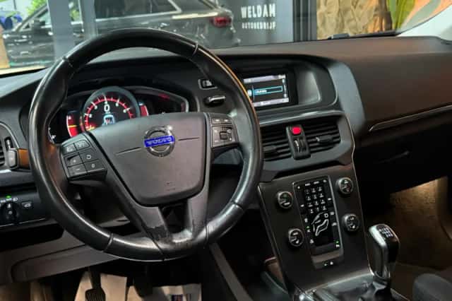 Volvo V40 (2014) thumbnail 2