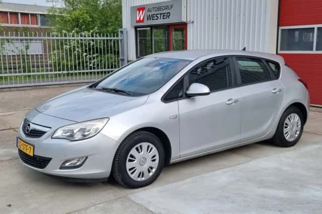 Opel Astra (2011) thumbnail 2