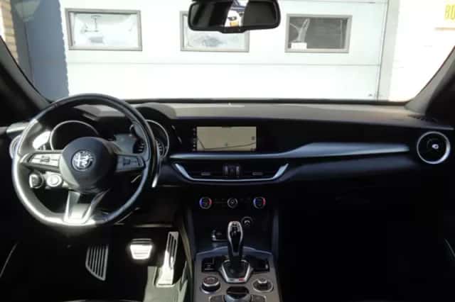 Alfa Romeo Stelvio (2021) thumbnail 4