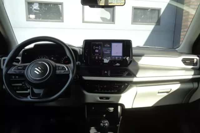 Suzuki Swift (2024) thumbnail 4