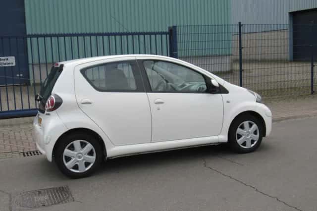 Toyota Aygo (2011) thumbnail 2