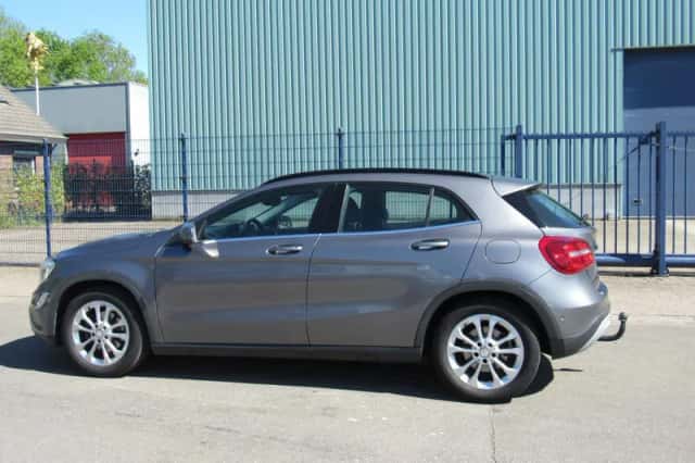 Mercedes-Benz GLA (2014) thumbnail 2