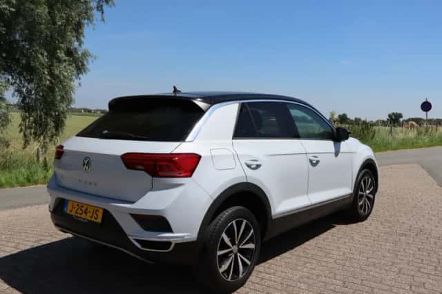 Volkswagen T-Roc (2018) thumbnail 3