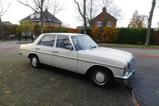 Mercedes-Benz 200-Serie (1972) thumbnail 2