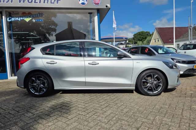 Ford Focus (2019) thumbnail 3