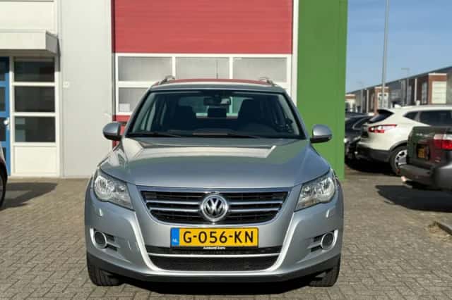 Volkswagen Tiguan (2010) thumbnail 2