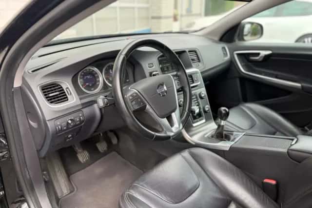 Volvo V60 (2012) thumbnail 3