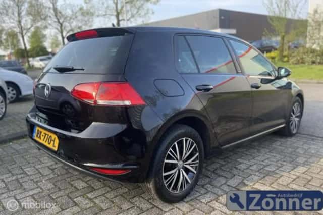 Volkswagen Golf (2016) thumbnail 3
