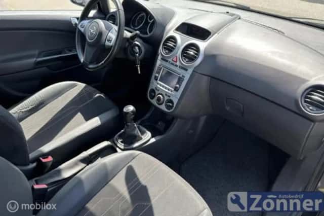 Opel Corsa (2012) thumbnail 4