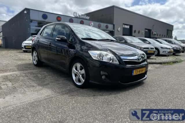 Toyota Auris (2010) thumbnail 1
