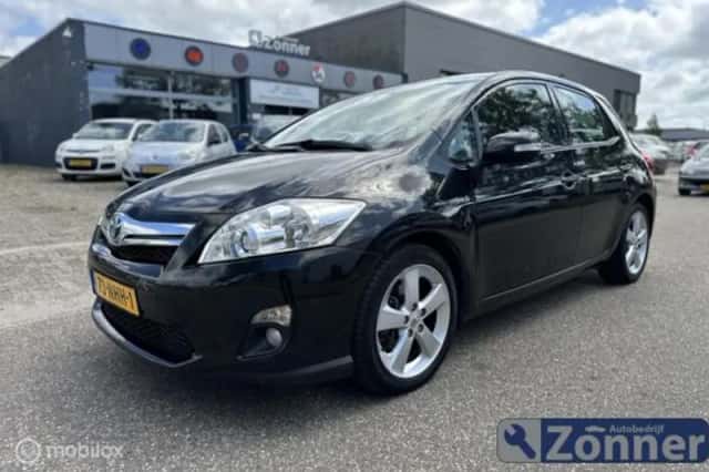 Toyota Auris (2010) thumbnail 2