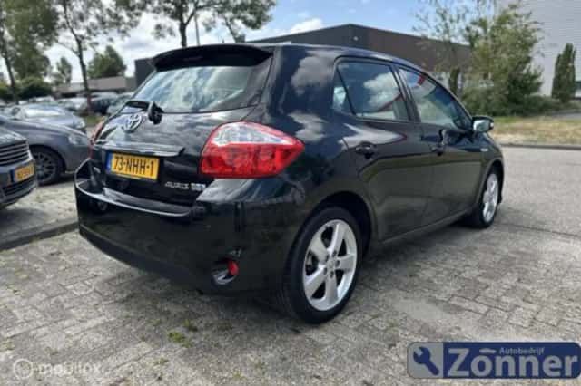 Toyota Auris (2010) thumbnail 3
