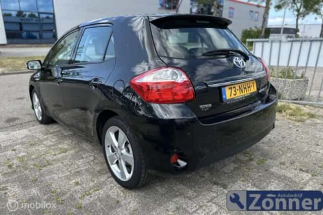 Toyota Auris (2010) thumbnail 4