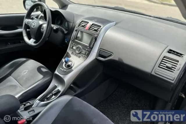 Toyota Auris (2010) thumbnail 5