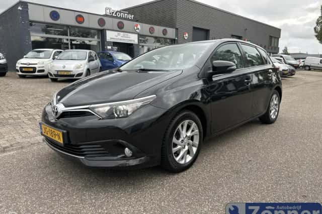 Toyota Auris (2016) thumbnail 2