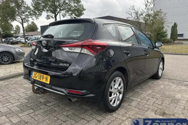 Toyota Auris (2016) thumbnail 3