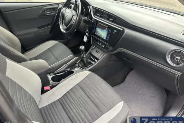 Toyota Auris (2016) thumbnail 5