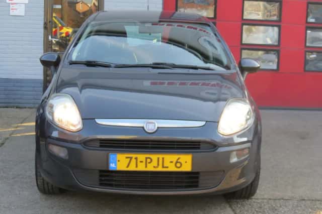 Fiat Punto (2011) thumbnail 2