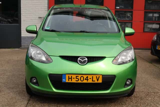Mazda 2 (2009) thumbnail 2