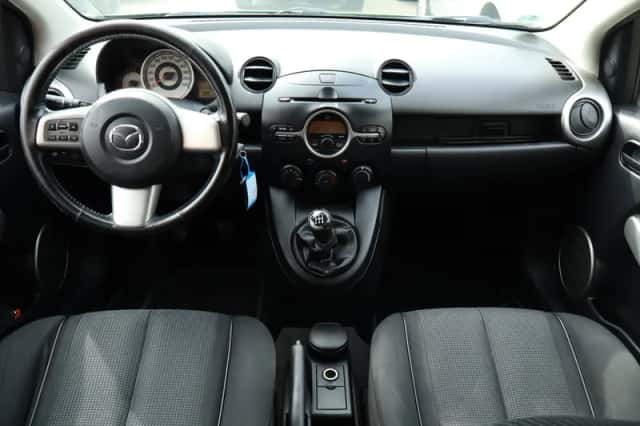 Mazda 2 (2009) thumbnail 3