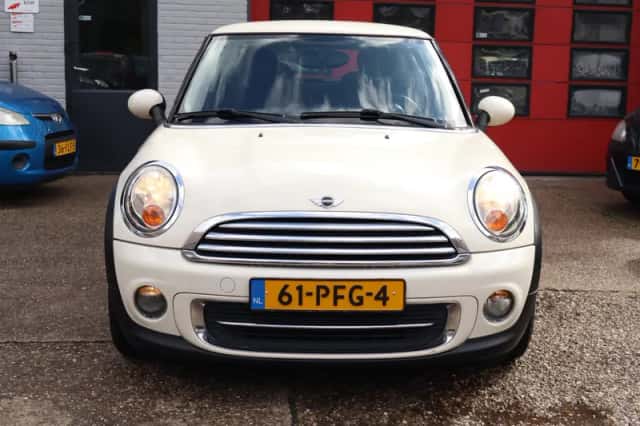 MINI Cooper (2011) thumbnail 2