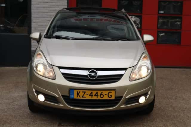 Opel Corsa (2010) thumbnail 2