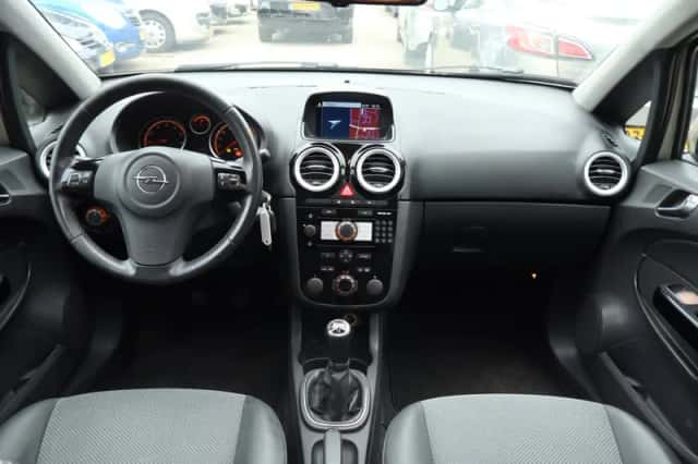Opel Corsa (2010) thumbnail 3