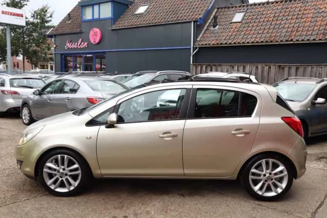 Opel Corsa (2010) thumbnail 4