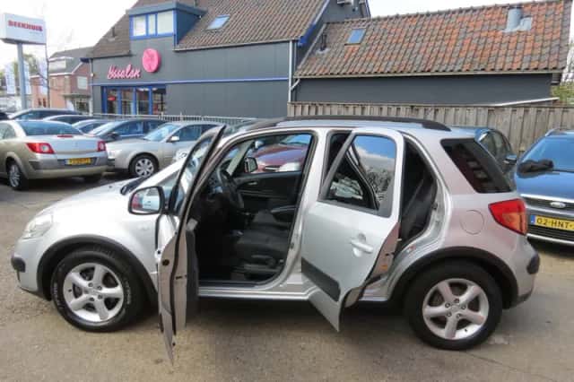 Suzuki SX4 (2008) thumbnail 5