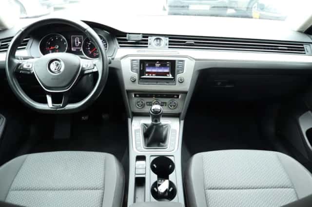 Volkswagen Passat (2016) thumbnail 3