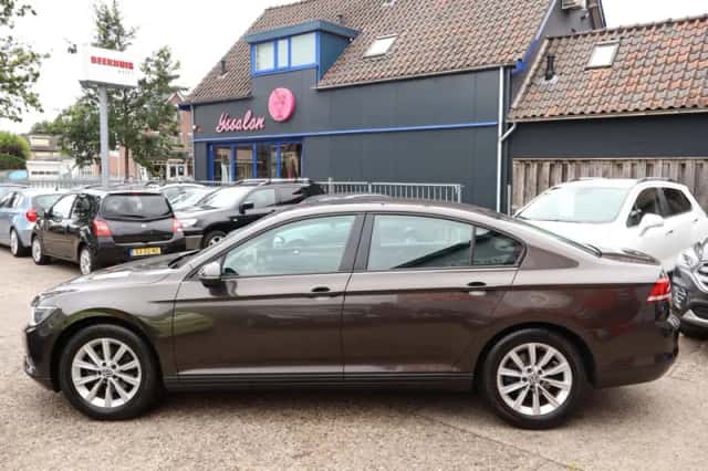Volkswagen Passat (2016) thumbnail 4