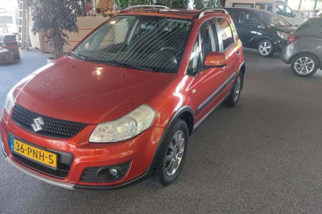 Suzuki SX4 (2011) thumbnail 2