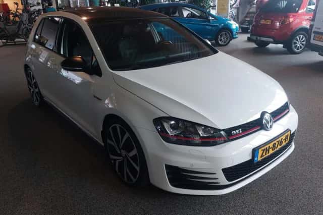 Volkswagen Golf (2016) thumbnail 2