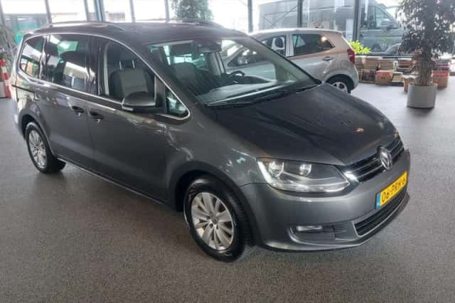 Volkswagen Sharan (2011) thumbnail 2