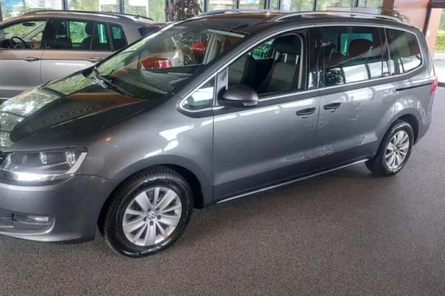 Volkswagen Sharan (2011) thumbnail 2