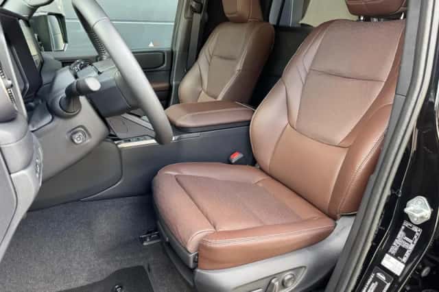 Toyota Land Cruiser (2024) thumbnail 3