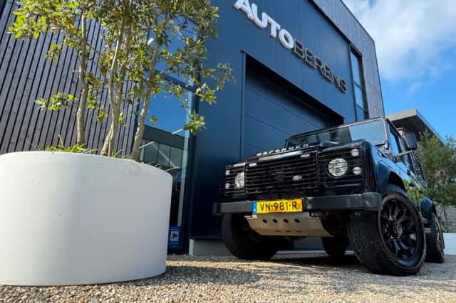Land Rover Defender (2015) thumbnail 2